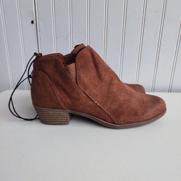 NWT Arizona Jean Co. Brown Faux Suede Side Zip Ankle Boots Memory Foam Soles 8M - Picture 3 of 10